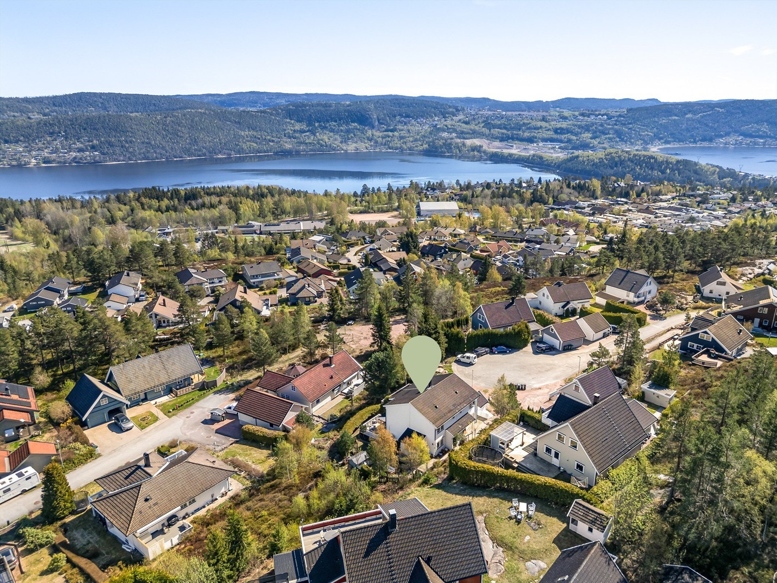 Boligen ligger i et veletablert og rolig nabolag i Svelvik. Galleribilde