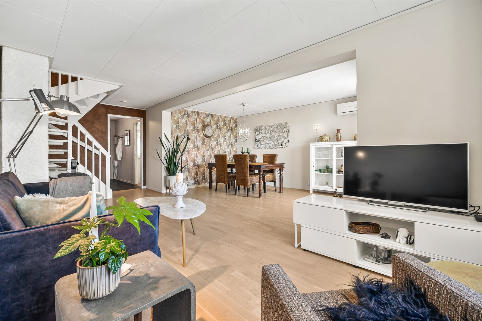 Den åpne trappen i tre forbinder de to etasjene på en elegant måte. Galleribilde