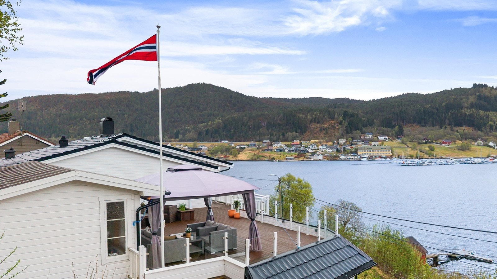 Det går også fine turstier fra Eikrem til både Taustua og Rollonhytta. Galleribilde
