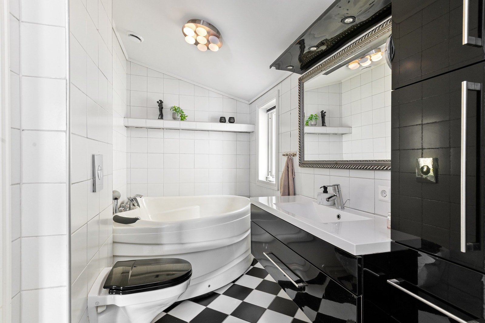 Badet i første etasje har flislagt gulv med gulvvarme, og er utstyrt med både badekar og dusjnisje. Galleribilde