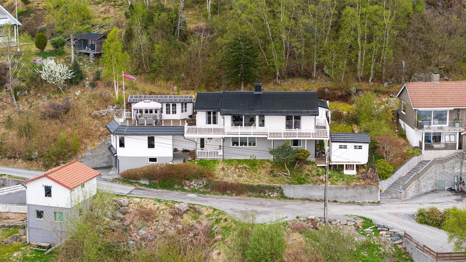 Eiendommen har en attraktiv og skjermet beliggenhet på Fiskarstrand med kort vei til sjøen like nedenfor eiendommen. Galleribilde