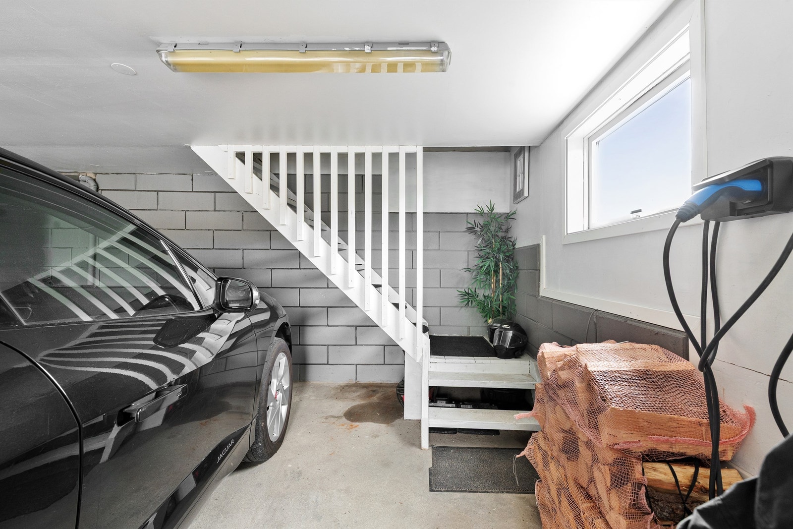 Her kan du parkere bilen og gå tørrskodd inn til boligen. Elbillader er montert i garasjen. Galleribilde