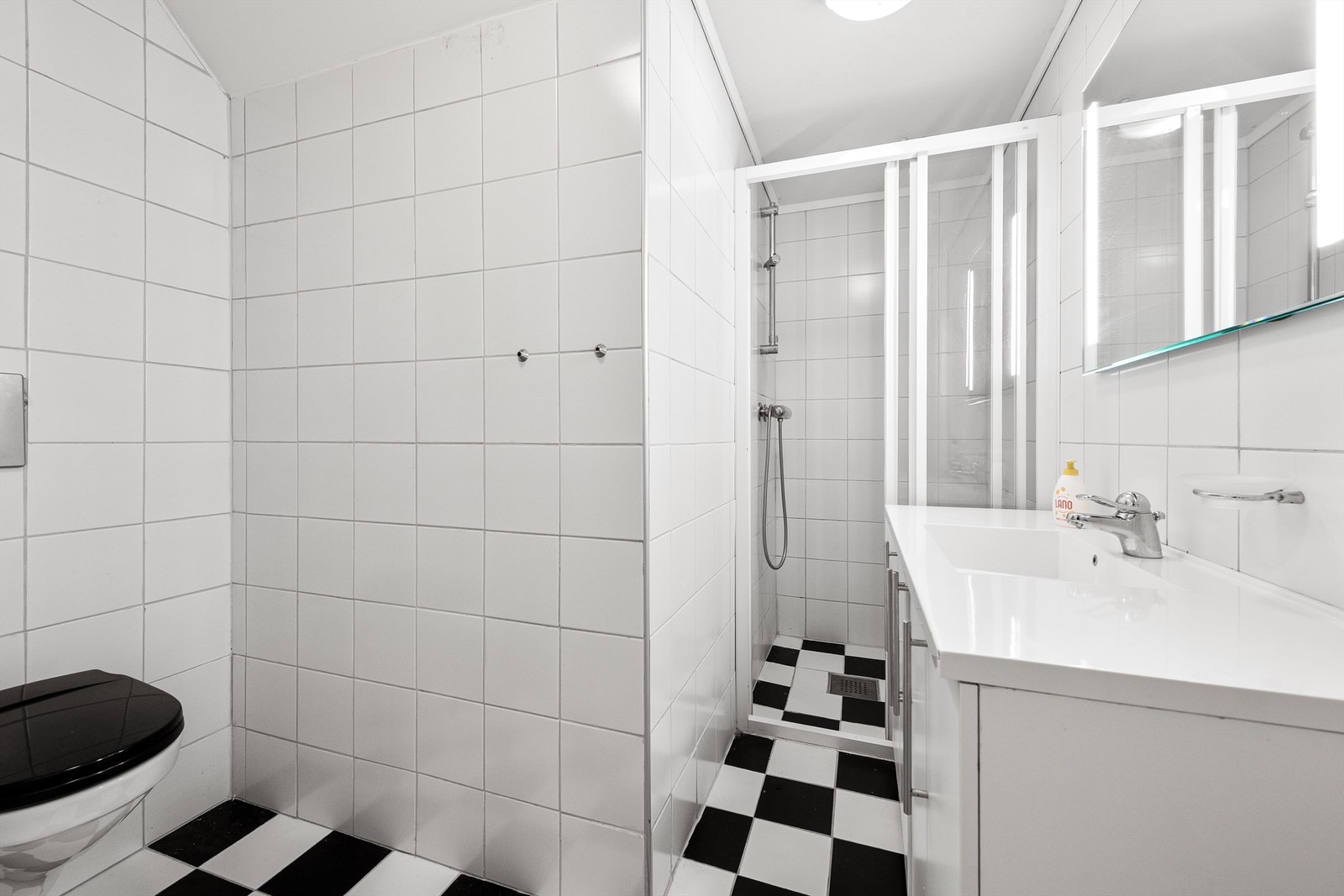 Badet i underetasjen ble oppgradert i 2009 og har flislagt gulv med gulvvarme. Galleribilde