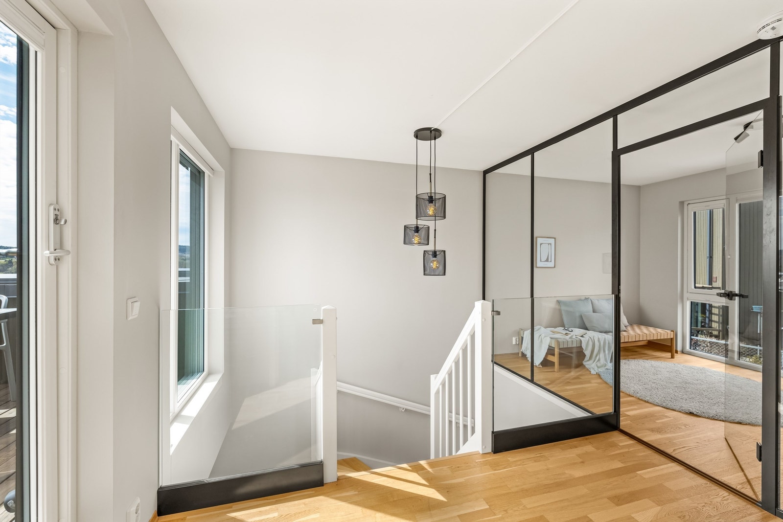 Et lyst og fleksibelt rom i andre etasje, adskilt med moderne glassvegger. Ideelt som kontor eller TV-stue. Galleribilde