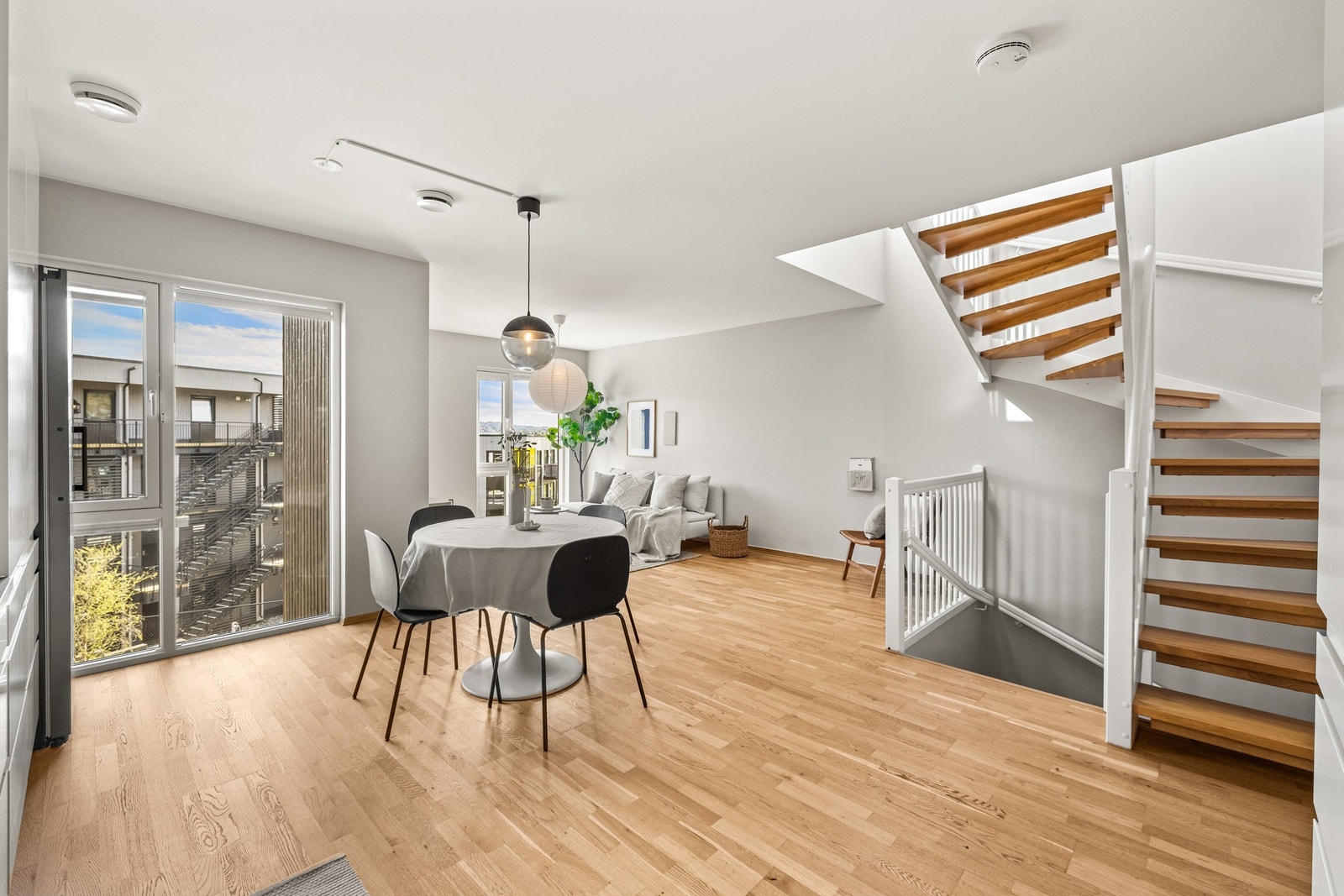 Den gjennomgående planløsningen gir en lys og luftig atmosfære. Galleribilde