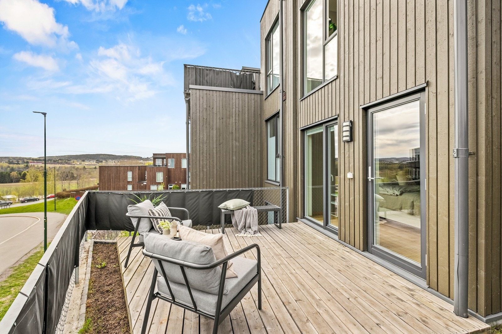 Den andre av boligens to sydvendte uteplasser. Galleribilde
