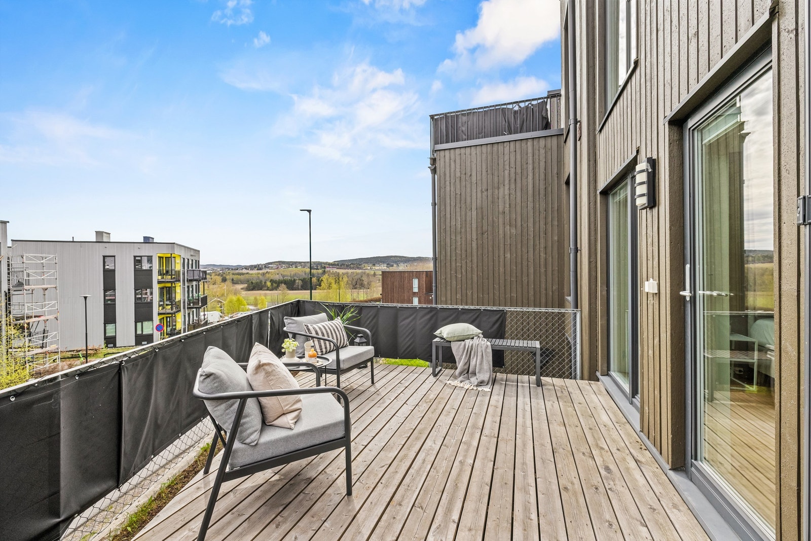 Markterrassen er belagt med trykkimpregnerte terrassebord. Galleribilde