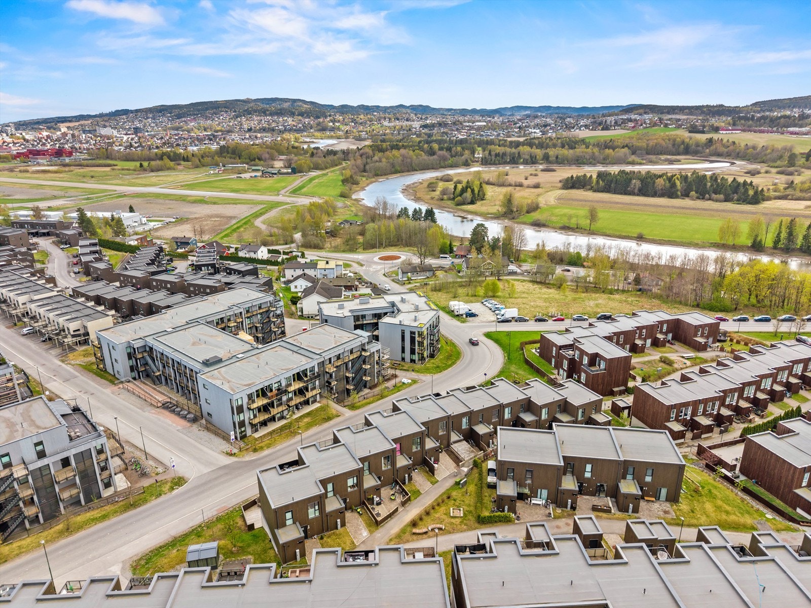 Fra boligen er det kort avstand til Lillestrøm sentrum, med tog til Oslo S på ca. 10 minutter. Galleribilde