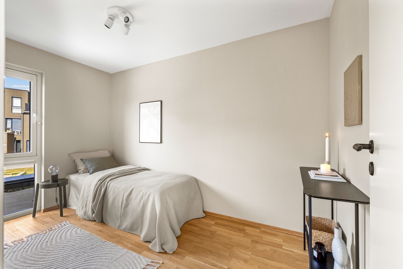 Soverom 2 i underetasjen, med god plass til seng og skrivebord. Galleribilde
