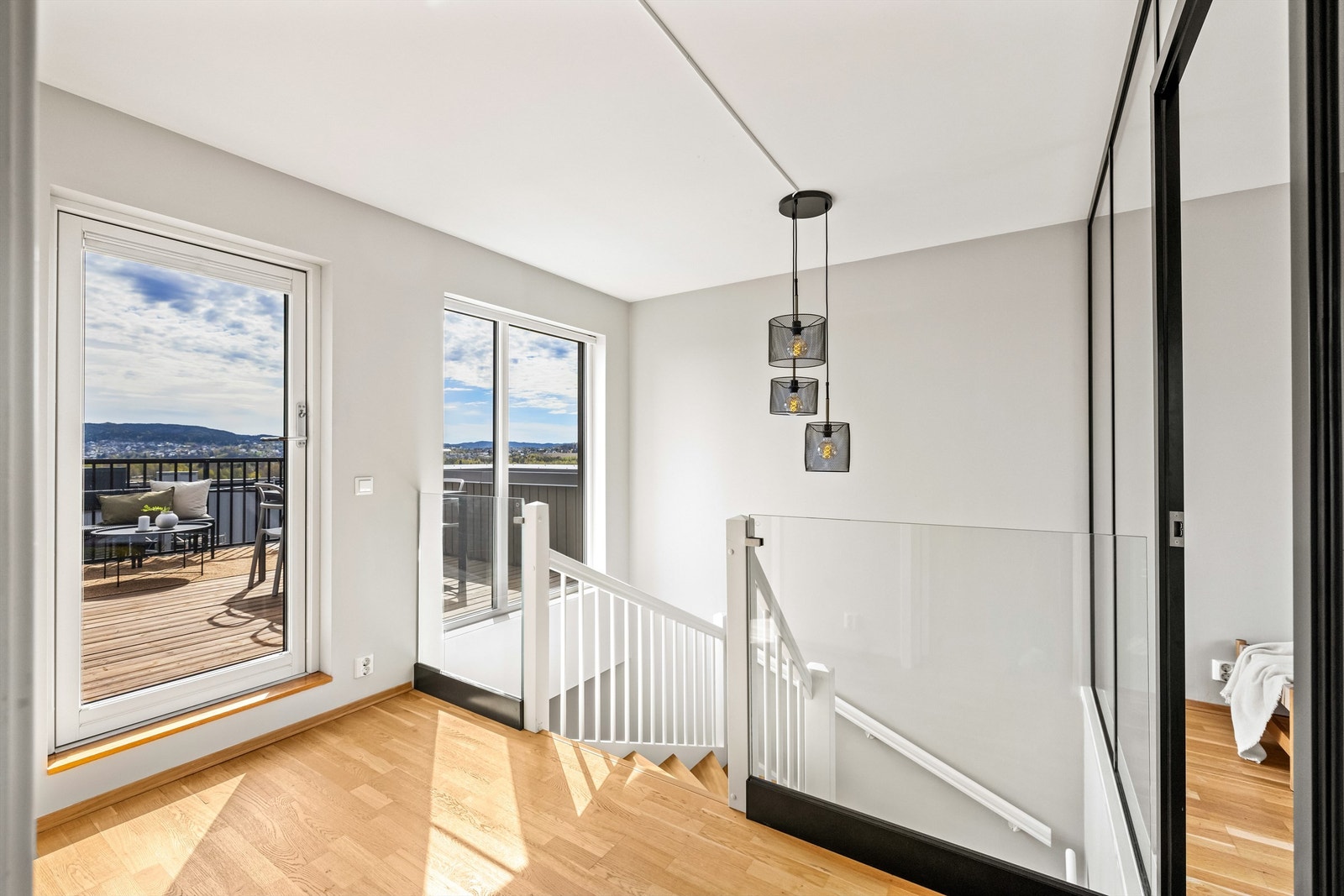 Fra gangen i andre etasje er det utgang til den sydvendte takterrassen. Rekkverk i herdet glass sikrer lysinnslipp og utsikt. Galleribilde