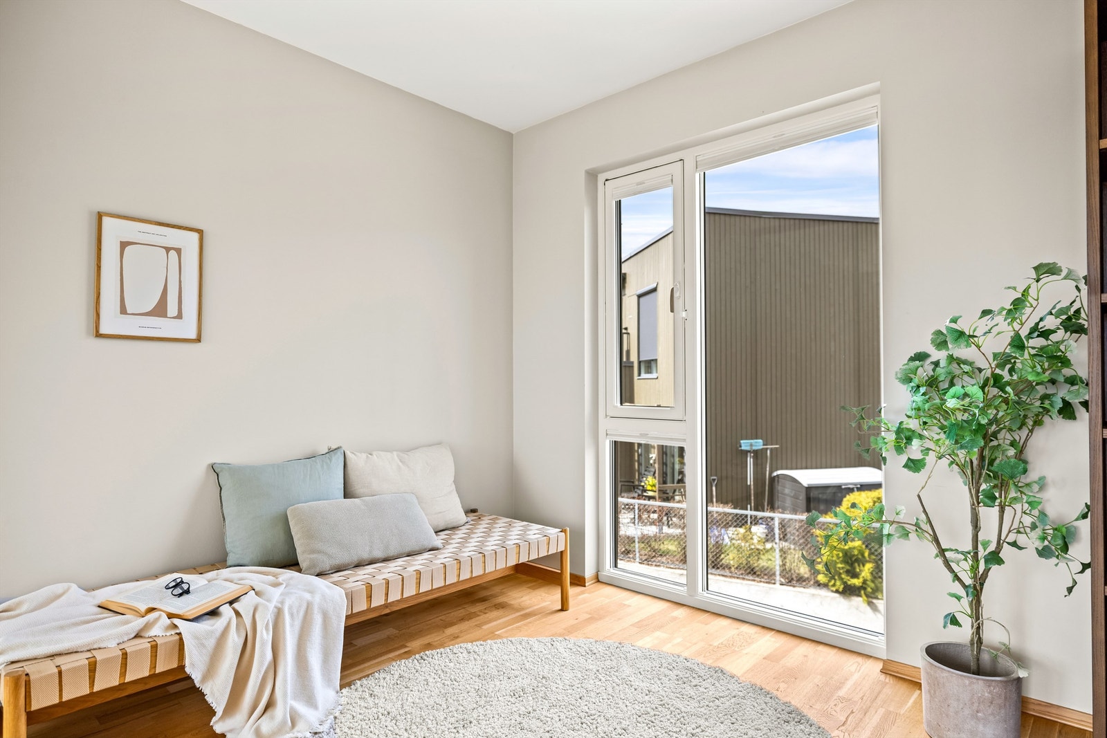 Store vindusflater gir godt med naturlig lys. Galleribilde
