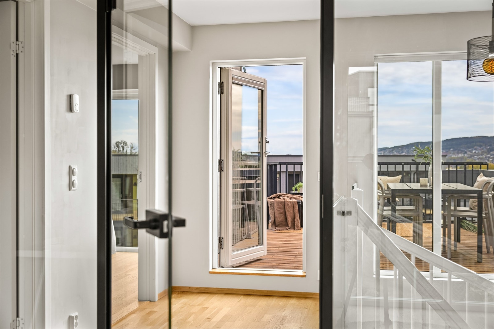 Glassdøren åpner opp mot takterrassen og visker ut skillet mellom inne og ute. Galleribilde