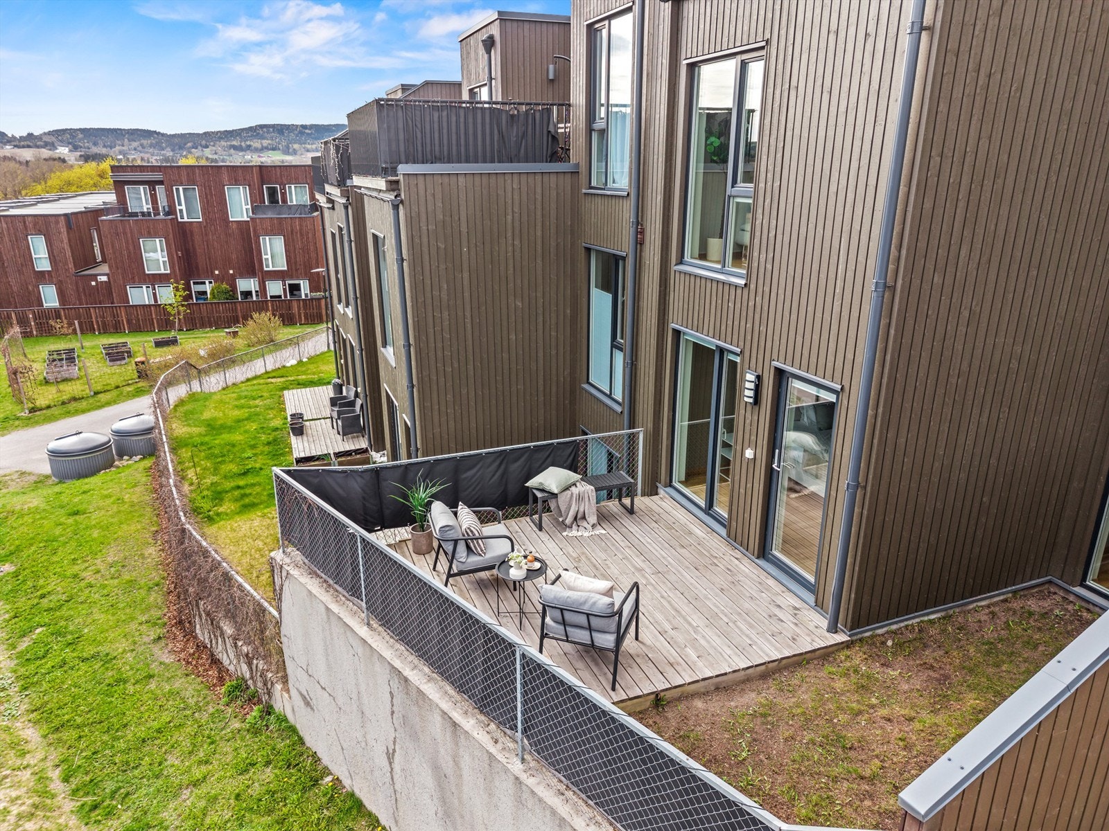 Markterrassen ligger skjermet til på baksiden av boligen. Galleribilde