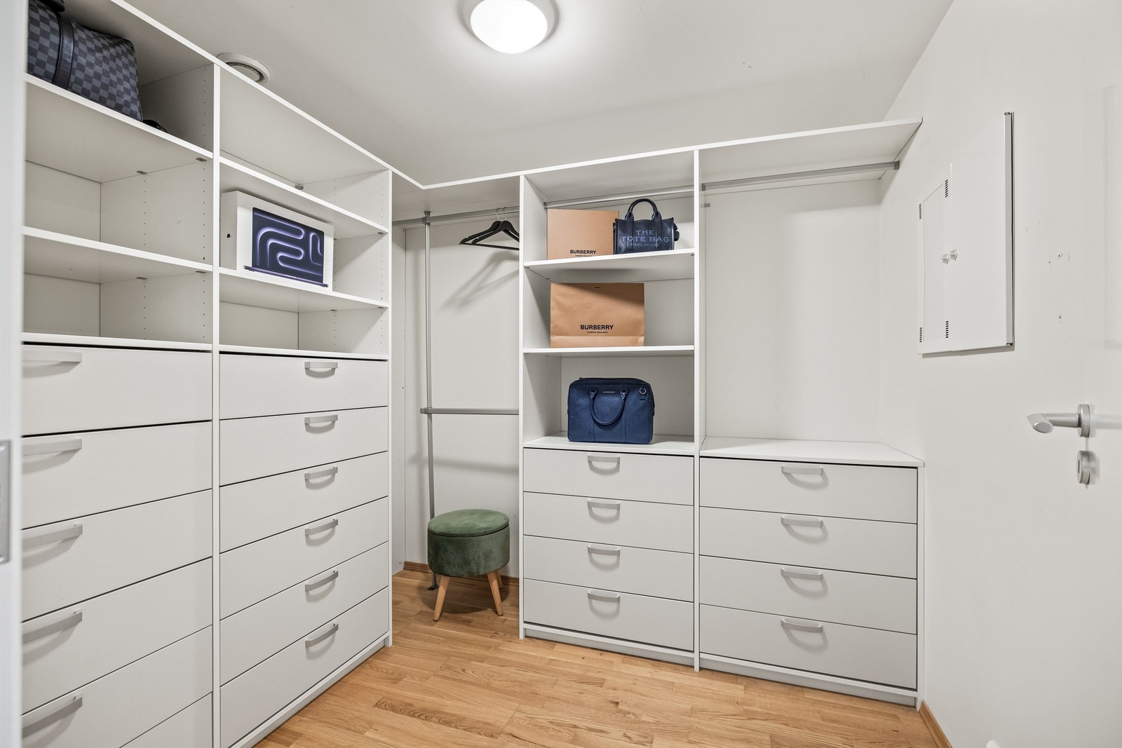 I underetasjen er en bod innredet som et praktisk walk-in closet med rikelig garderobeplass. Galleribilde