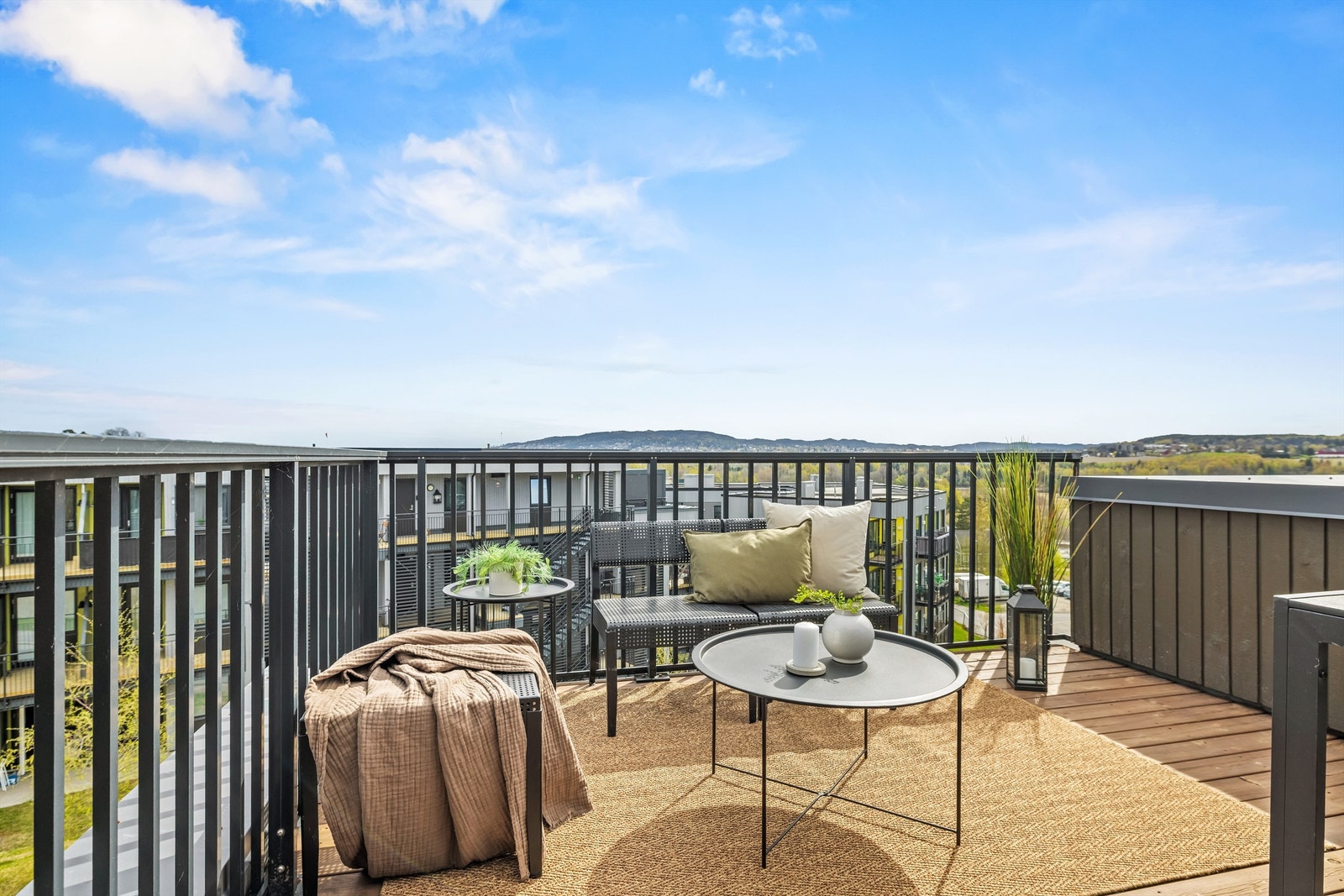 Takterrassen er belagt med trykkimpregnerte terrassebord og har et rekkverk i overflatebehandlet stål. Galleribilde