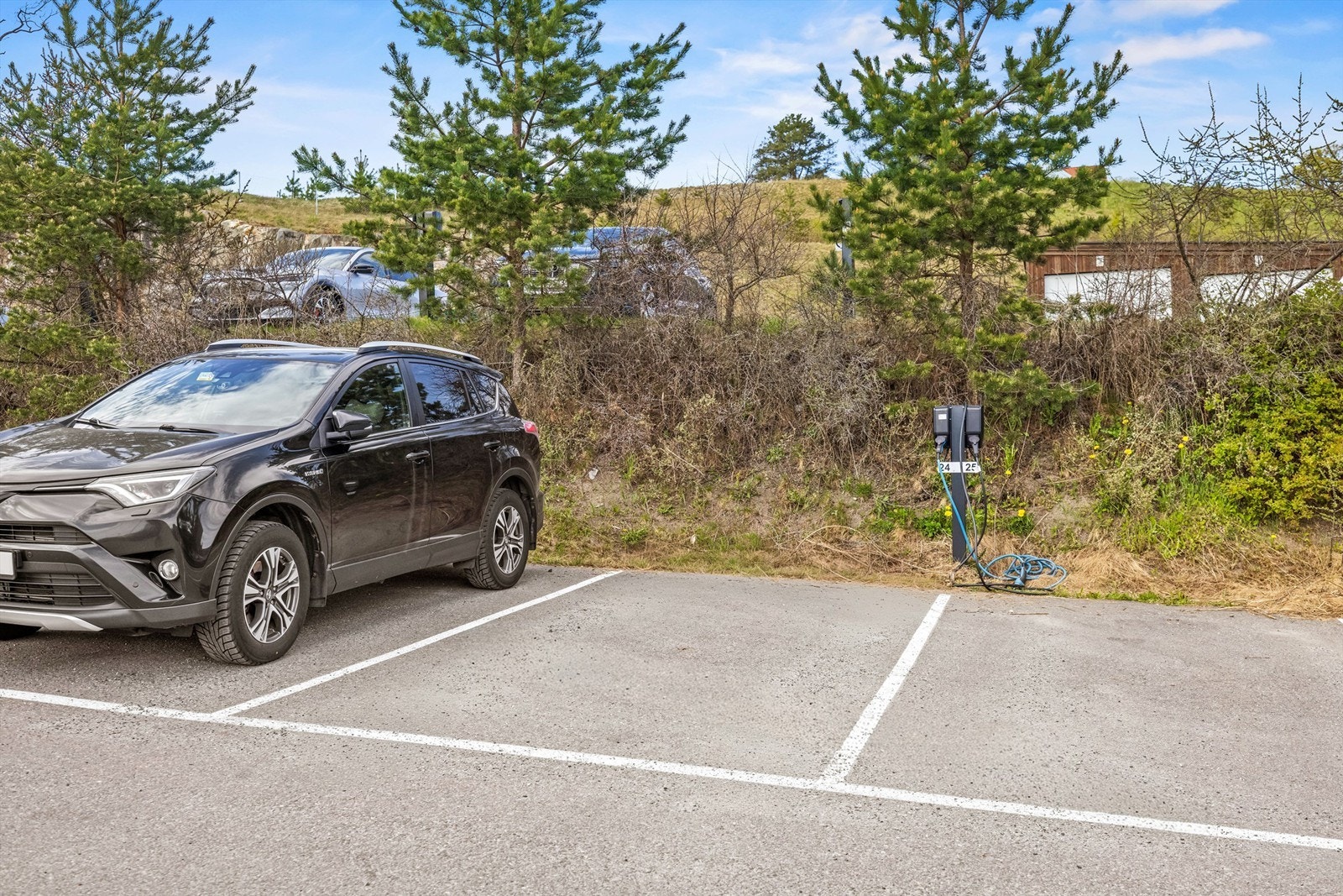 Til boligen hører en fast parkeringsplass (nr. 24) med elbillader. Galleribilde