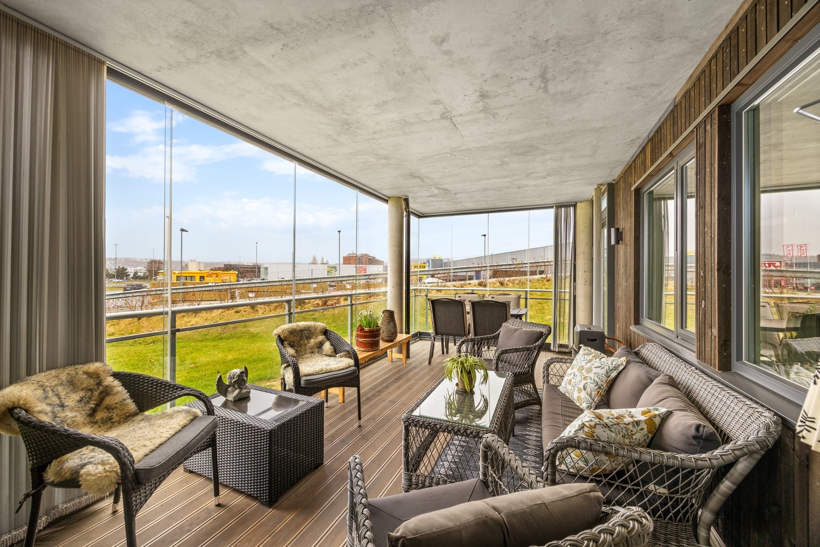 Innglasset terrasse på 17 kvm. Generøs størrelse som er en god forlengelse av stuen i sommerhalvåret! Galleribilde