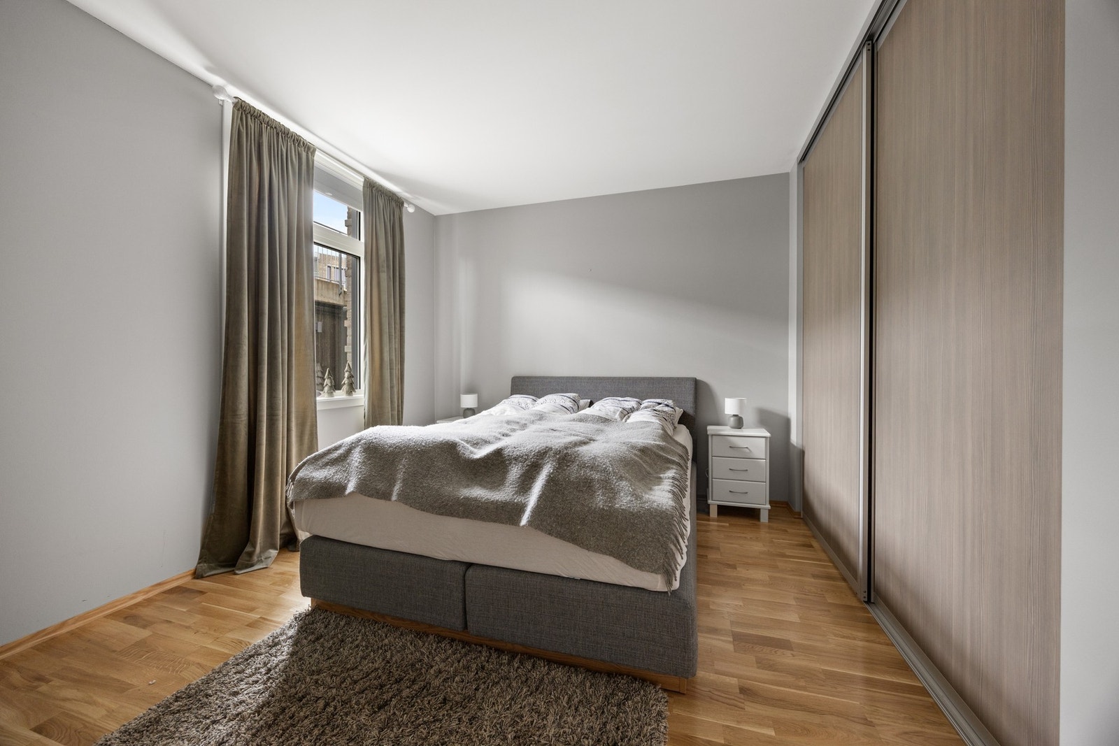 Hovedsoverom - 13 kvm. Romslig med god plass til dobbeltseng, nattbord og skyvedørsgarderobe. Galleribilde