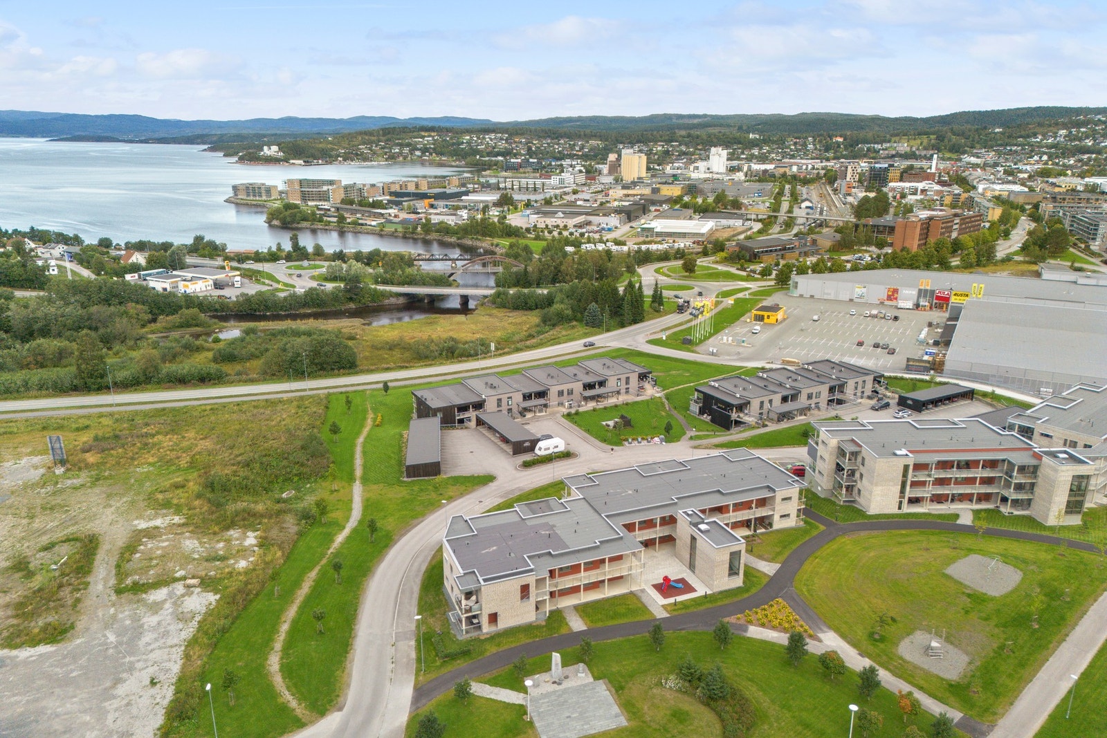 Umiddelbar nærhet til Jula, Rusta, Obs bygg. Poppellunden barnehage m.m. Gangavstand til bysentrum, skoler og Sørsileiret med kjøpesenter. Galleribilde
