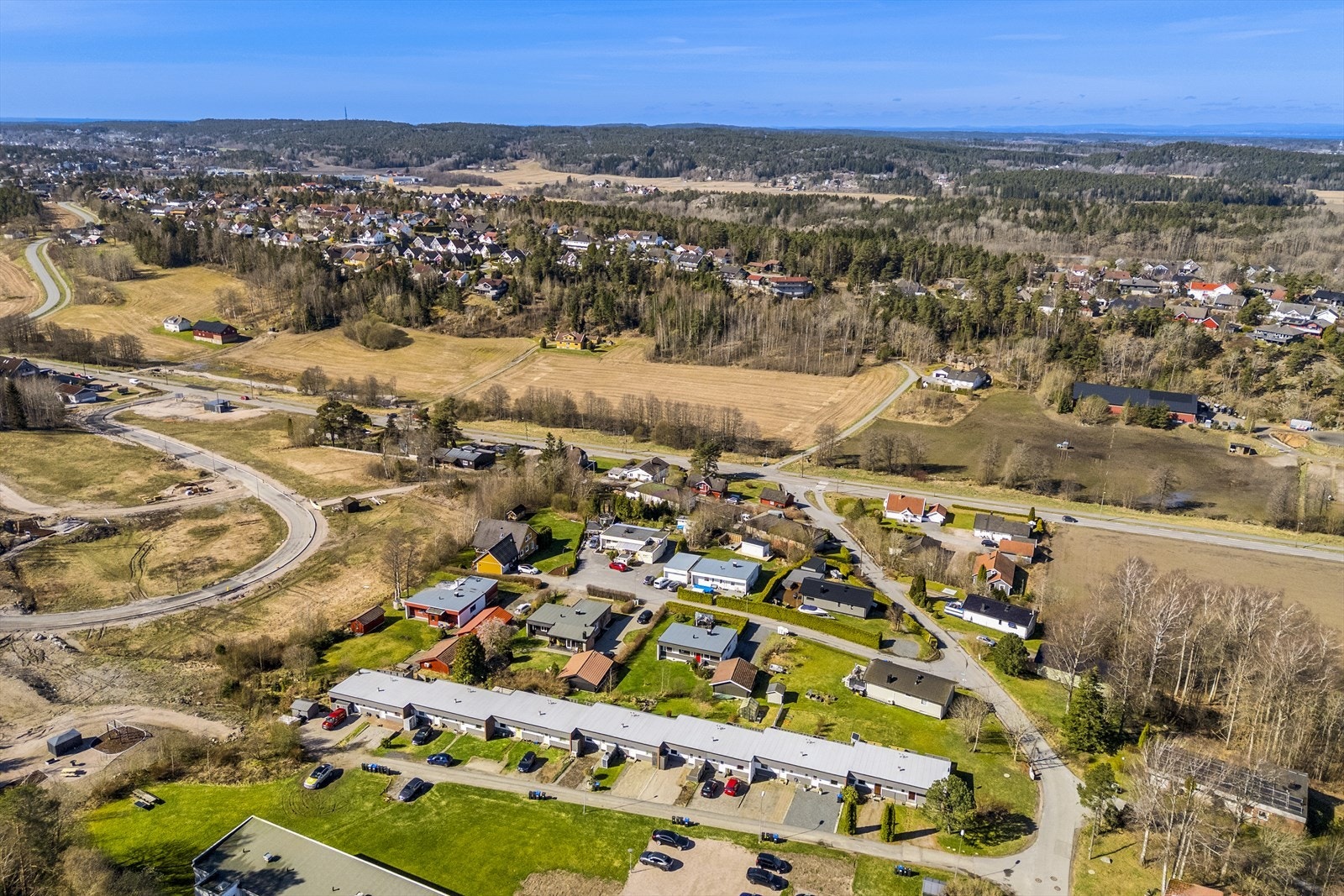 Området rundt eiendommen består av både boligområder og grønne arealer. Galleribilde