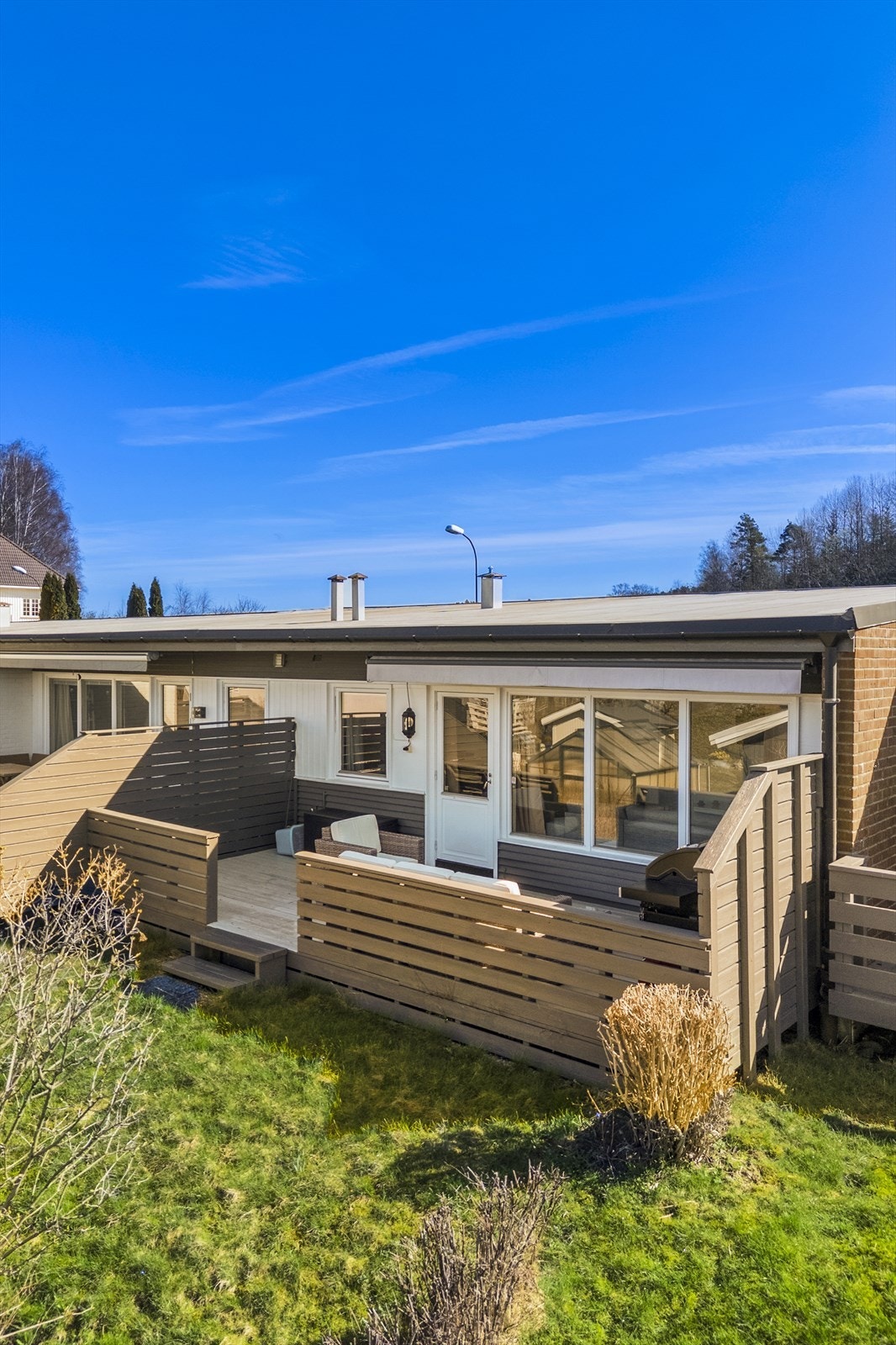 Fra stuen er det utgang til terrasse som vender ut mot hageområdet. Galleribilde