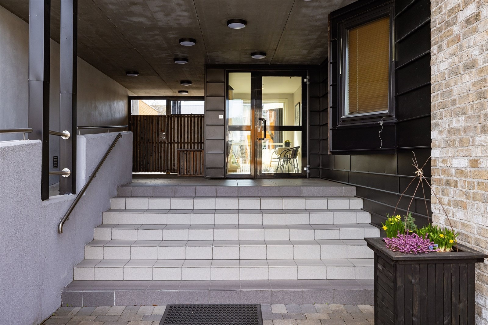 Pent overbygd inngangsparti. Galleribilde