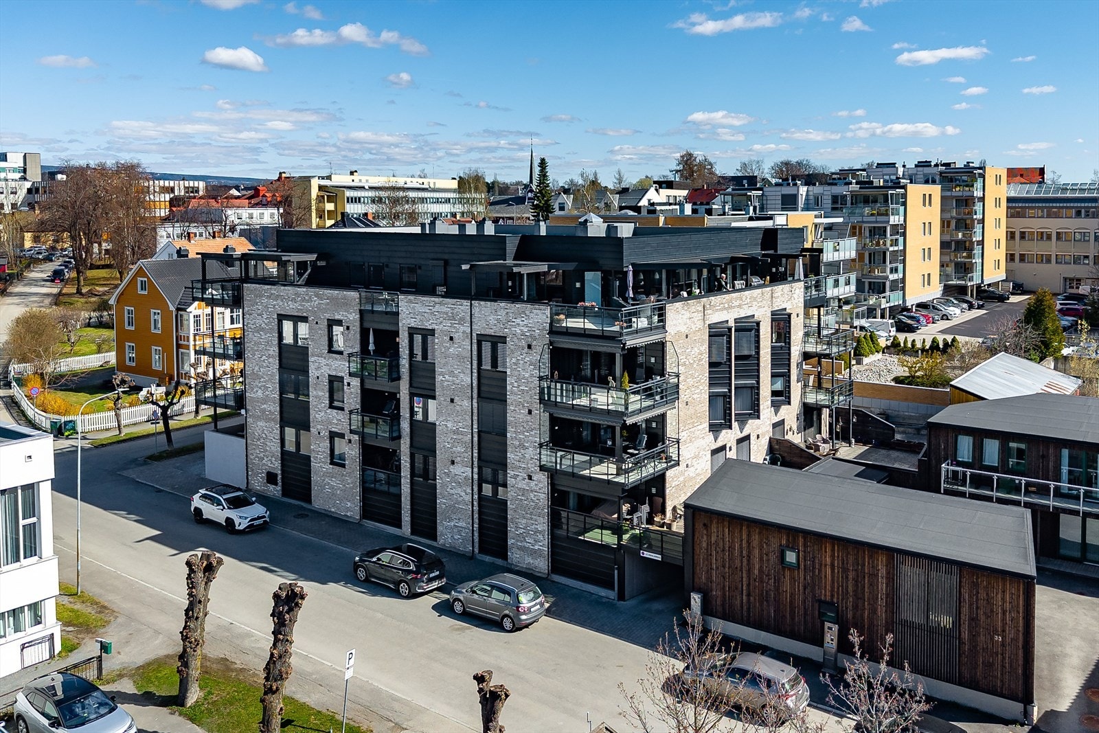 Leiligheten ligger i 3. etasje i dette leilighetsbygget i Hamar. Bygget er opprinnelig fra 1960, men ble bygget om fra kontorbygg til leiligheter i 2009/2010. Galleribilde