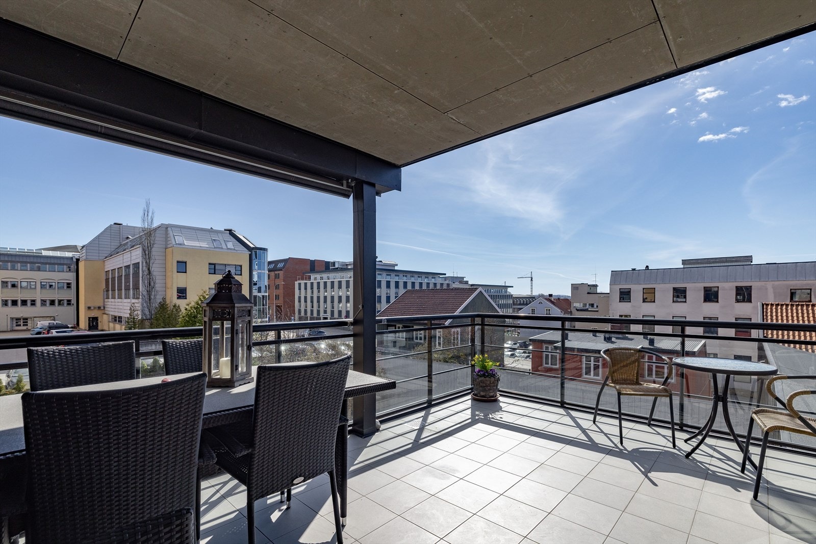 Balkongen er på hele 15 m² og er delvis overbygd. Galleribilde