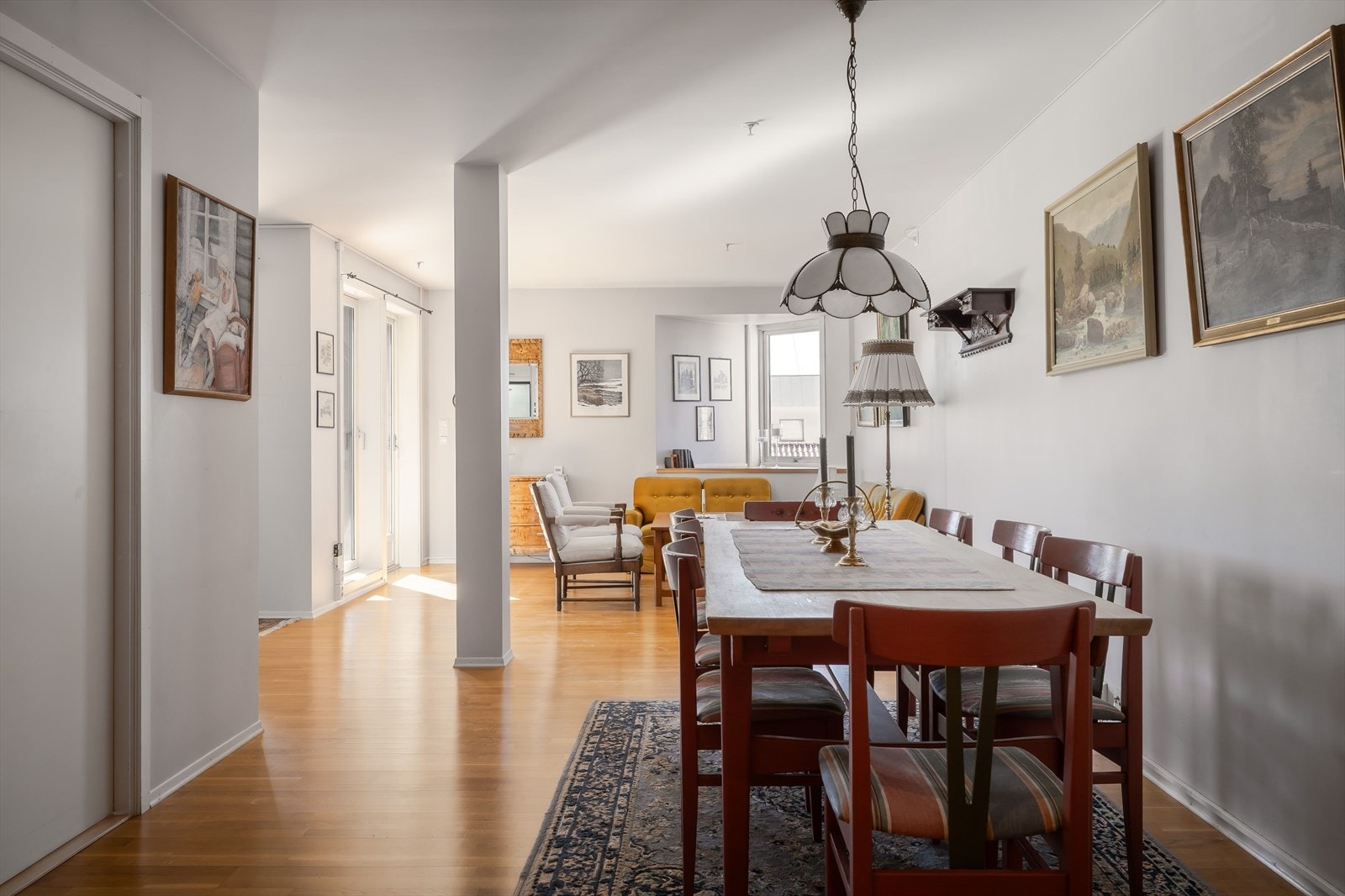 Fra stua er det utgang til balkong via skyvedør. Galleribilde