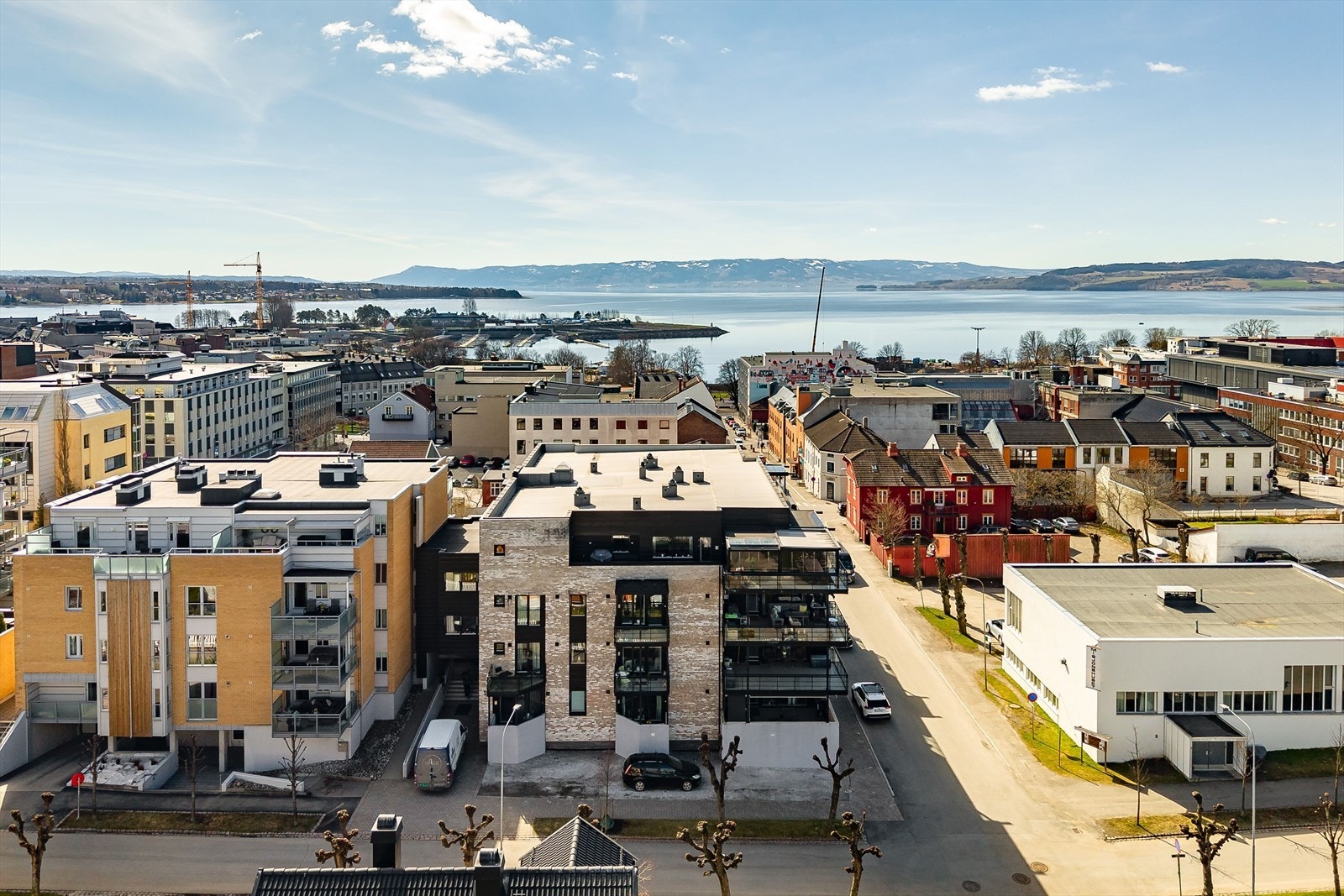 Leiligheten ligger sentralt til i Hamar, samtidig som det er noe tilbaketrukket. Galleribilde