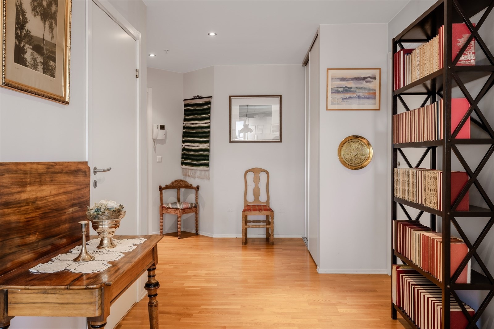 Skyvedørsgarderobe gir praktisk oppbevaringsløsning i entréen. Det er også plass til øvrige oppbevaringsmøbler. Galleribilde