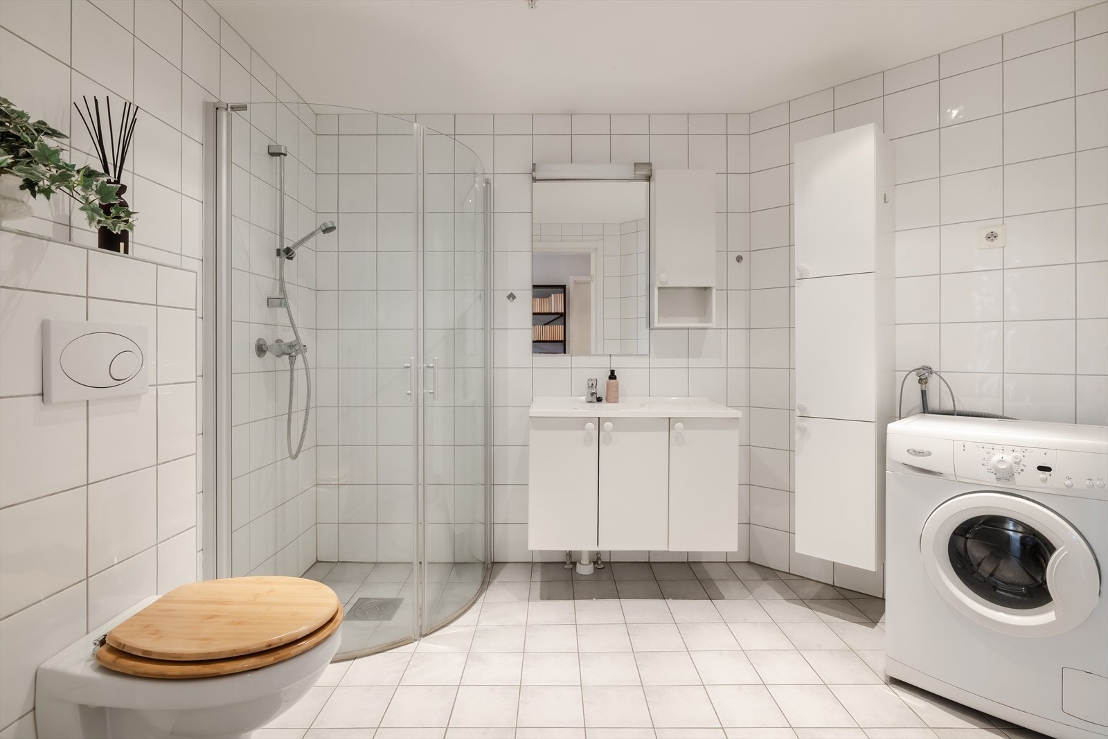 Badet har flislagte vegger og gulv med elektriske varmekabler. Galleribilde