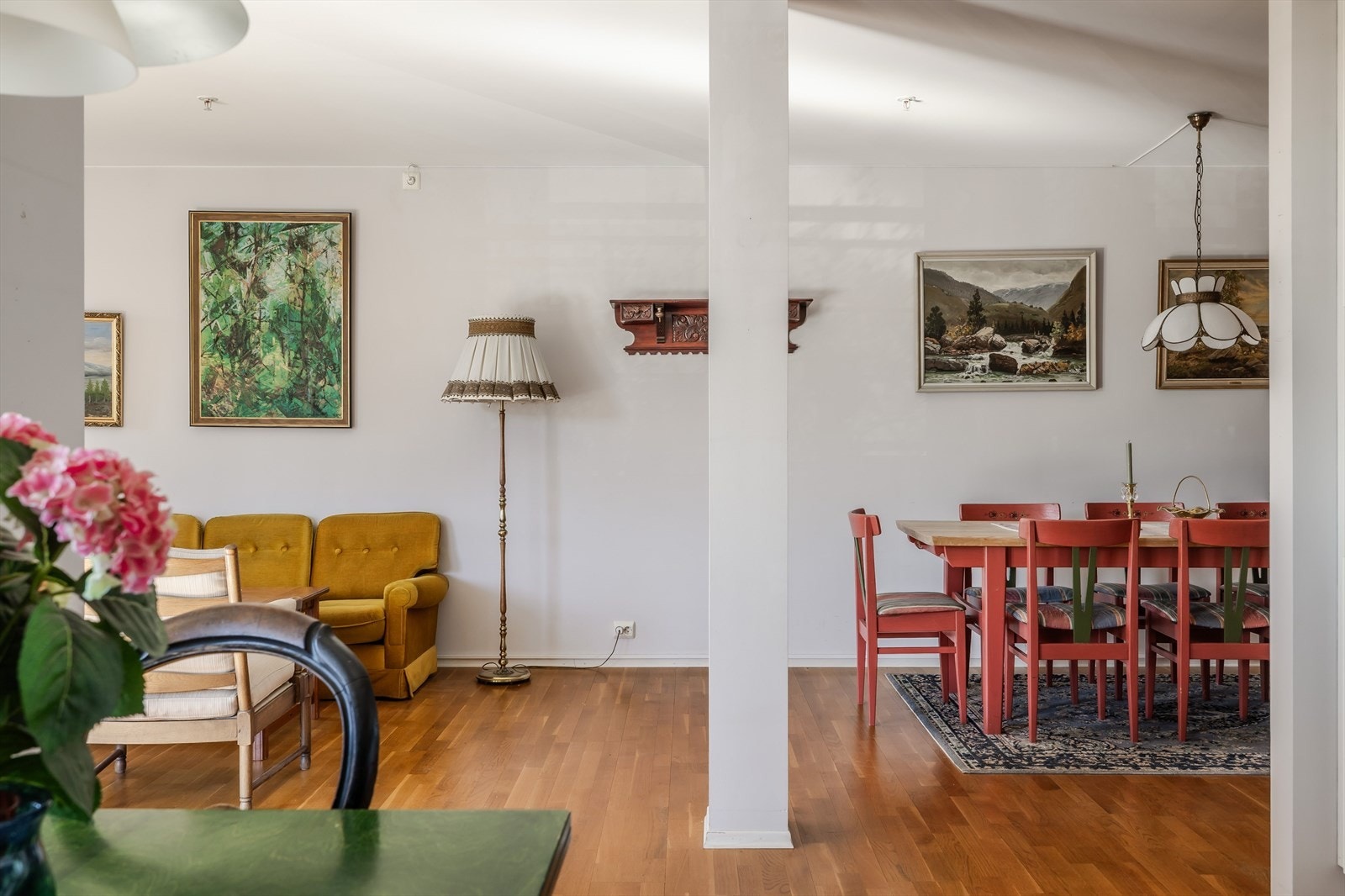 Stua har to naturlige soner med plass til både sofagruppe og spisestuebord. Galleribilde
