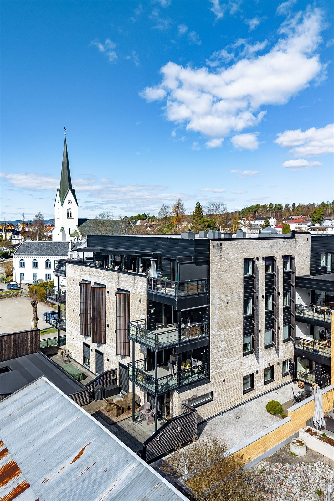 Pen og moderne fasade. Her ser vi leilighetens som ligger i 3. etasje. Galleribilde