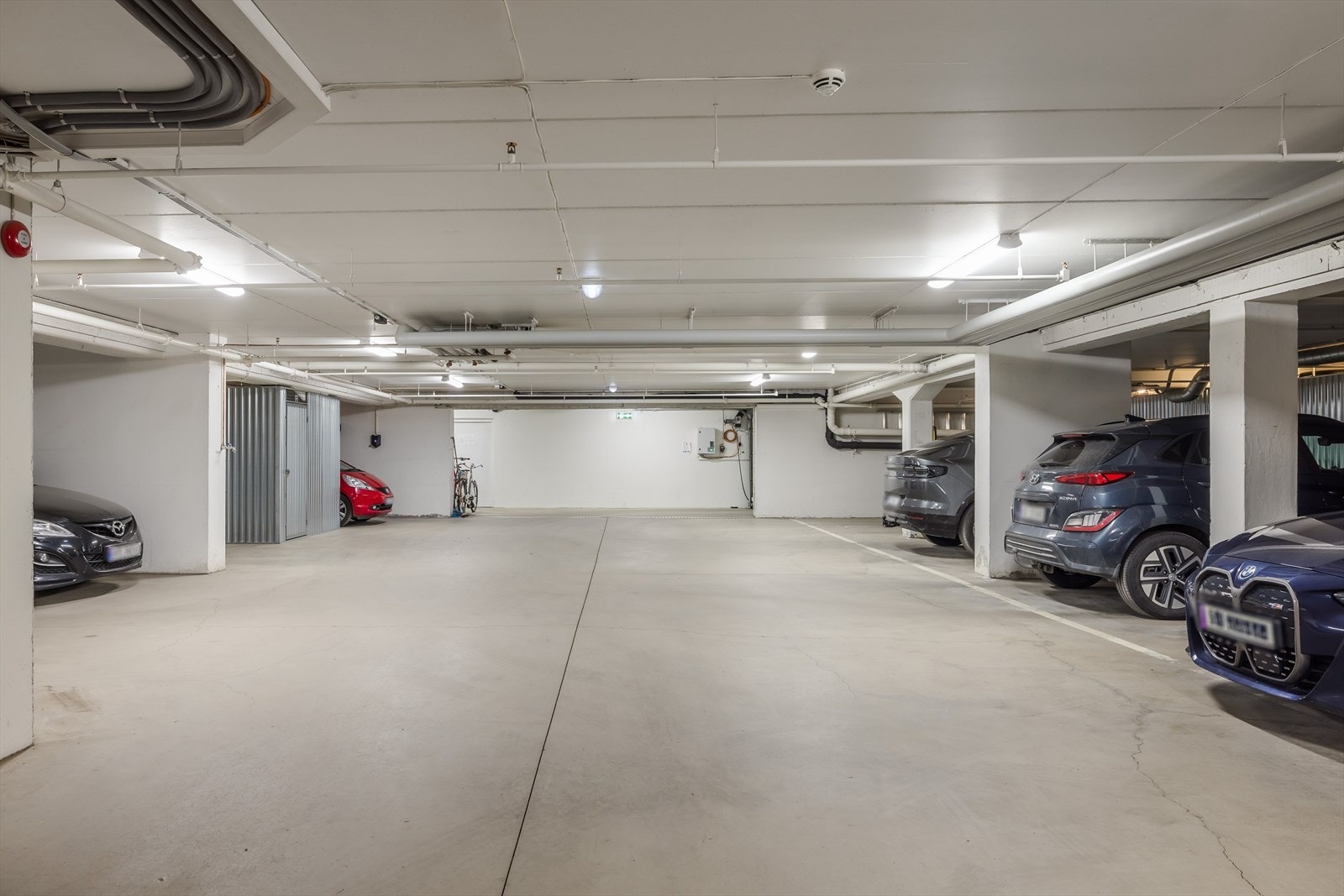 Felles garasjeanlegg i kjelleren hvor leiligheten disponerer én plass. Galleribilde