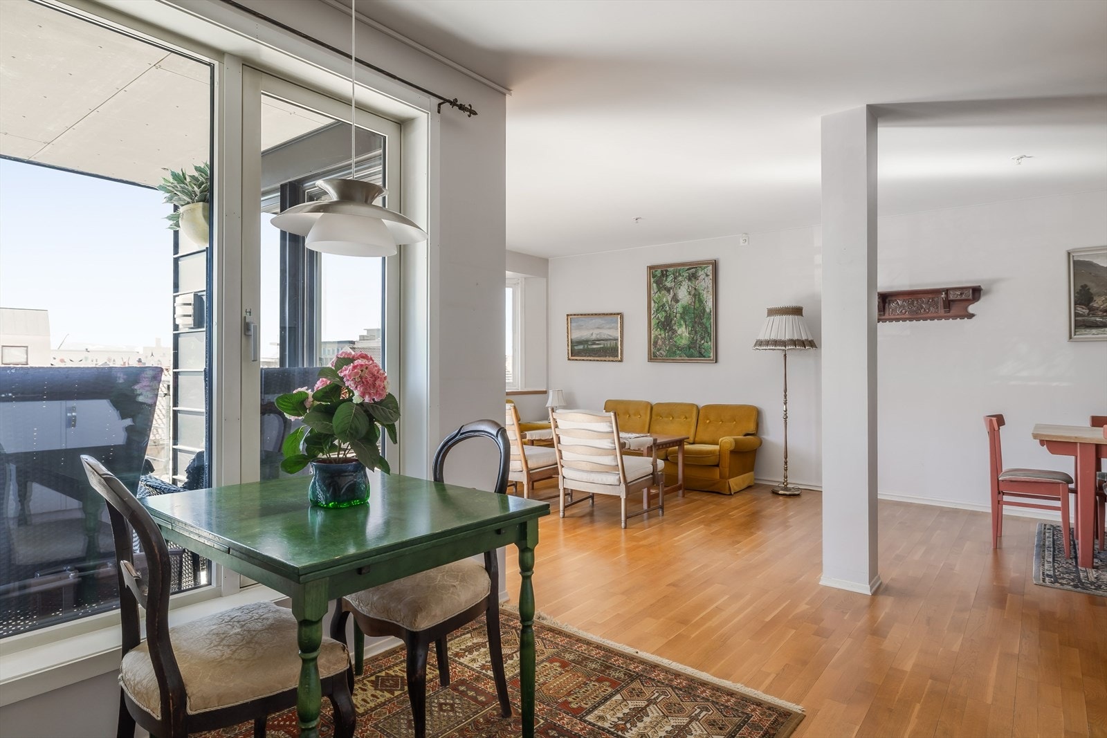 Ved vinduet på kjøkkenet er det plass til et lite spisebord. Galleribilde