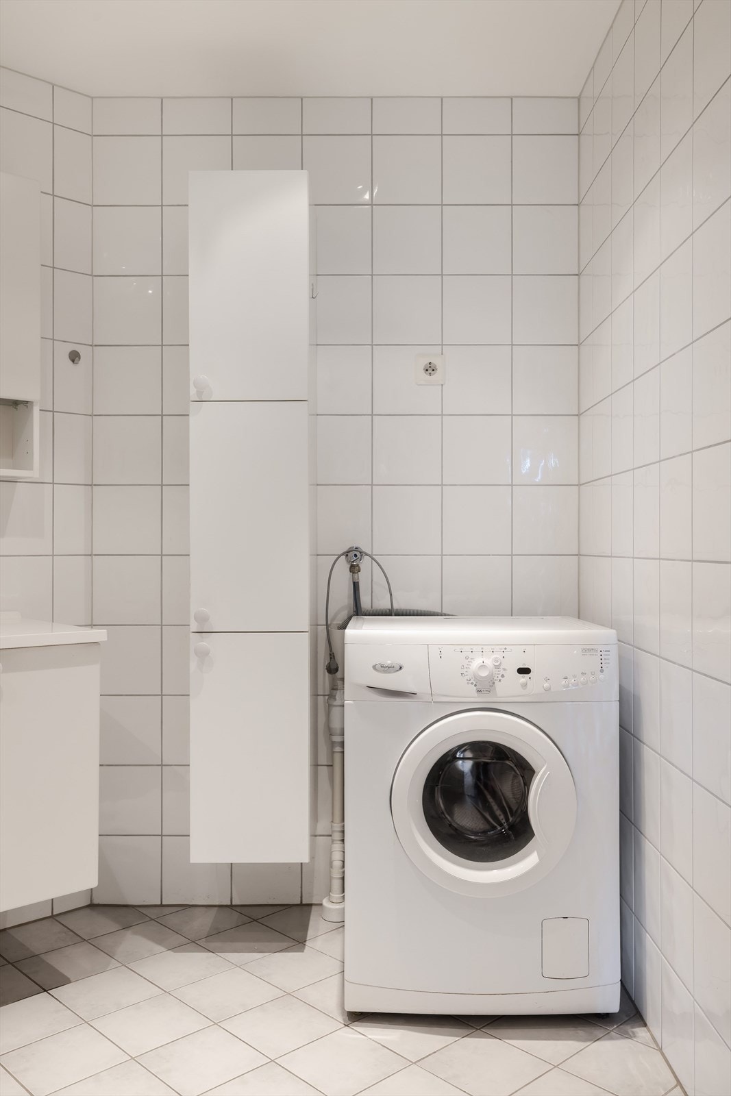 Rommet er utstyrt med vegghengt skap og det er opplegg for vaskemaskin. Galleribilde