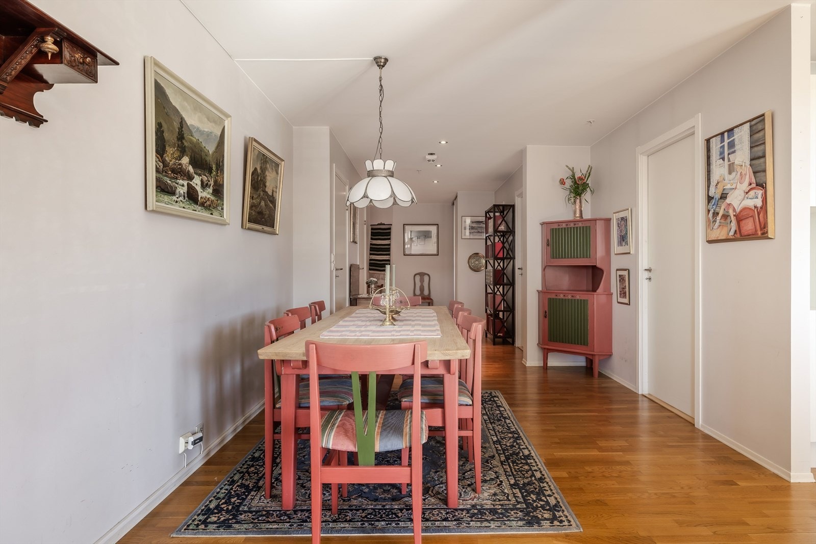 Leiligheten har parkettgulv i alle oppholdsrom og hvitmalte overflater på vegg og i himling. I flere rom er det downlights i himlingen. Galleribilde