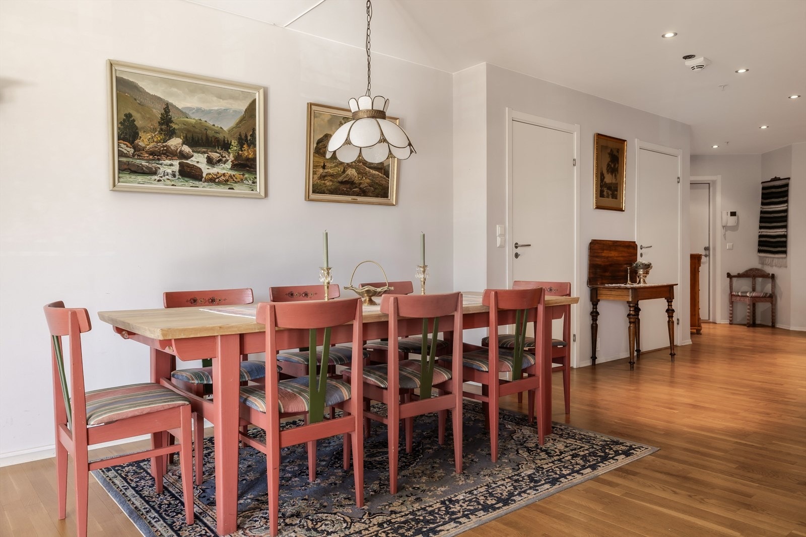 Det er god plass til et romslig spisebord i stueområdet. Galleribilde