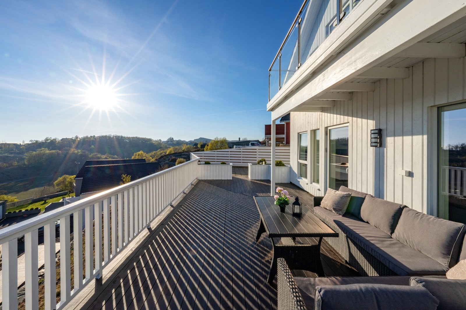 Med gode solforhold fungerer terrassen som en naturlig forlengelse av stuen gjennom hele sommerhalvåret. Galleribilde