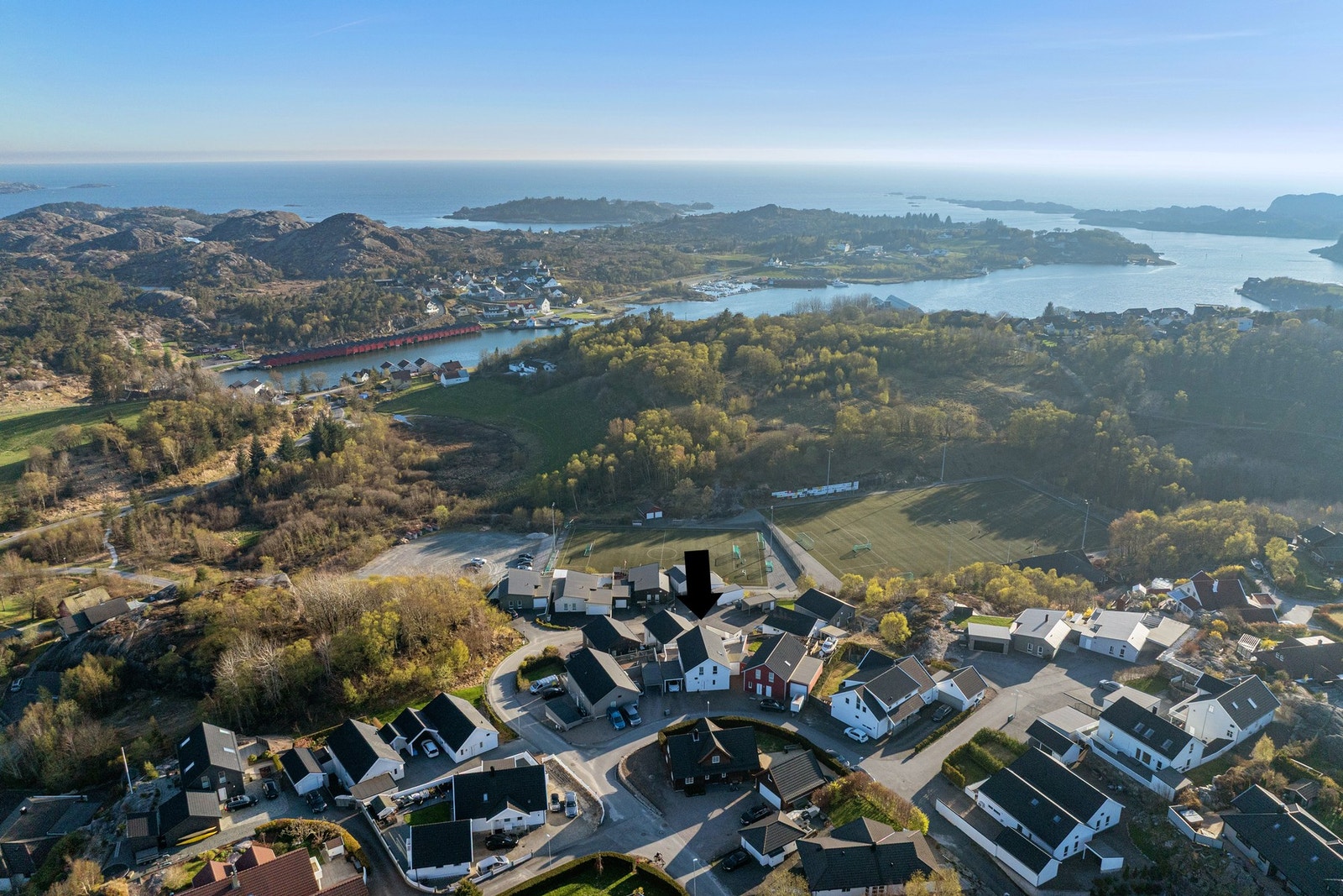 Boligen har en attraktiv beliggenhet med kort vei til både turstier og sjøen. Galleribilde