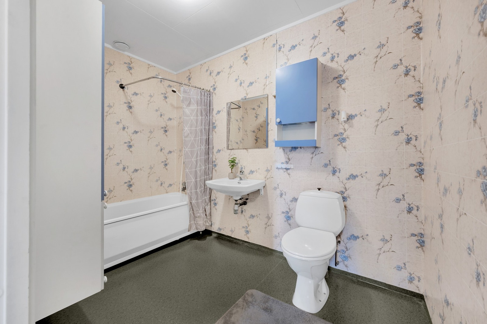 - Badet er romslig, må påberegnes oppussing for å holde dagens standard. (prøv ny stil-knappen for å se hvordan det kan bli etter oppussing). Galleribilde