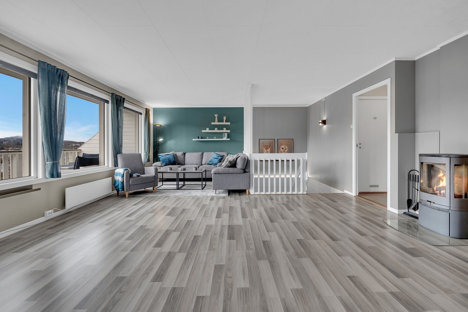 - Boligen oppleves som lys og romslig med store vindusflater som slipper inn rikelig med dagslys. Galleribilde
