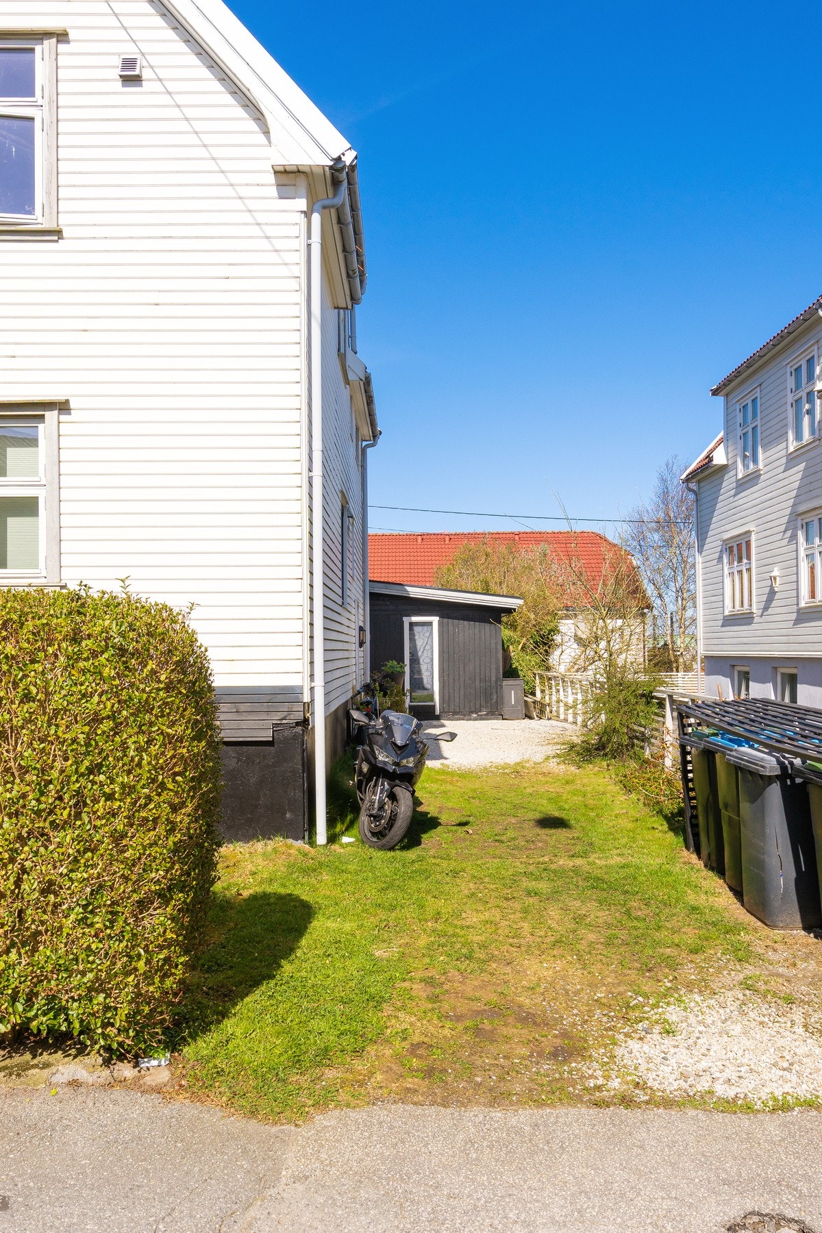 Denne leiligheten disponerer parkeringen på denne siden av boligen. Galleribilde