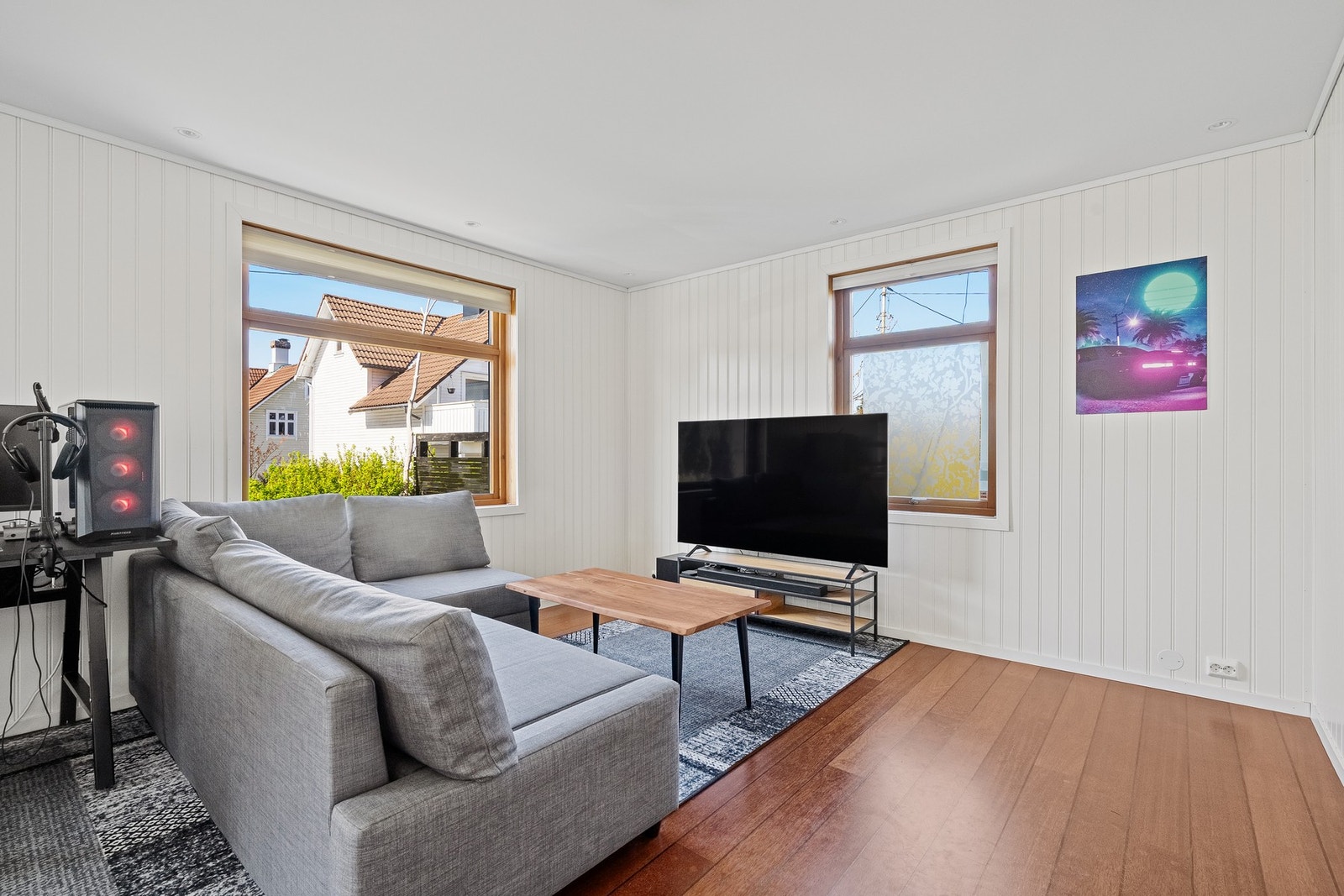 Stue med store vindusflater Galleribilde