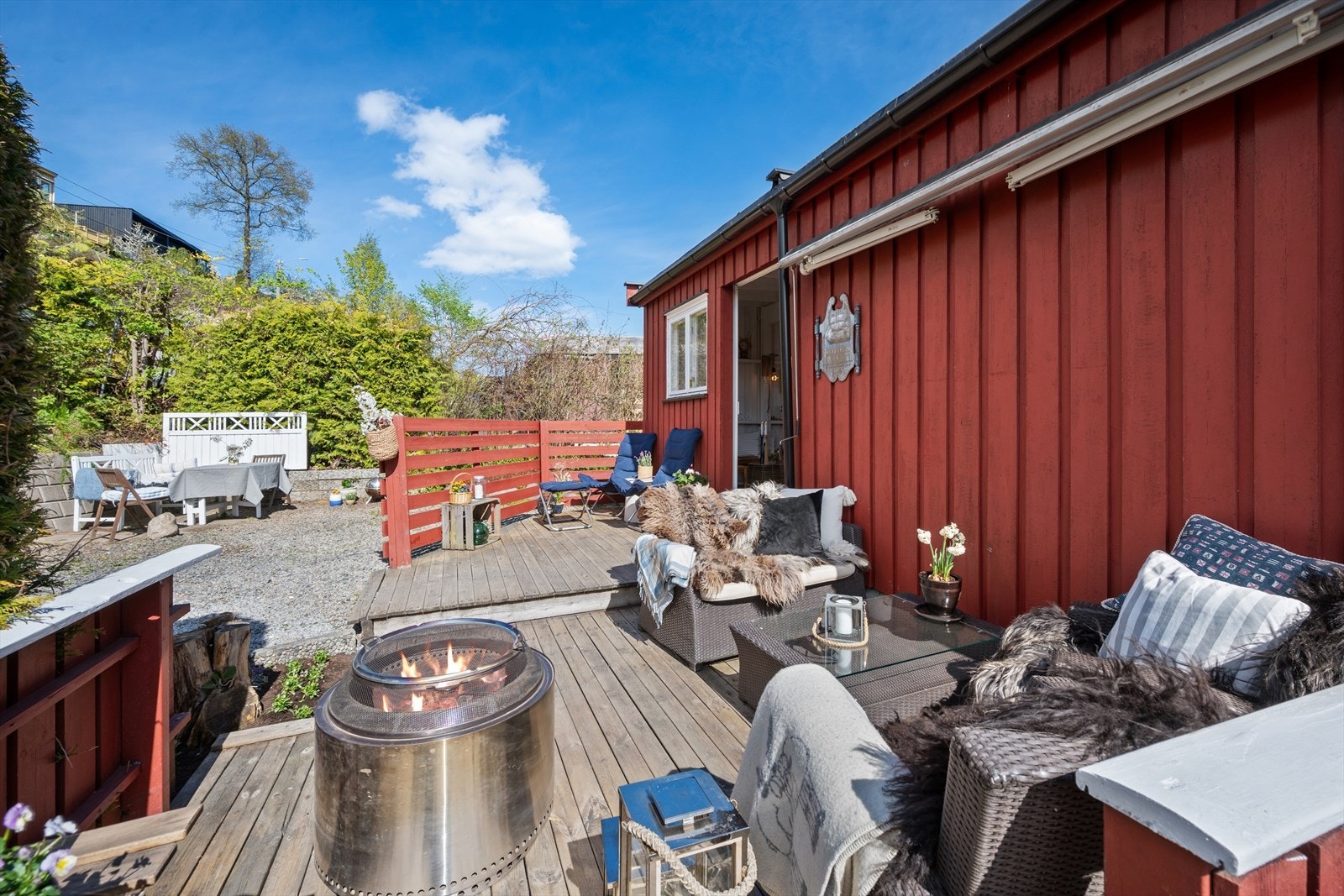 Det mangler ikke på terrasser og uteområder rundt eiendommen. Markise er montert over terrasse på begge sider. Galleribilde