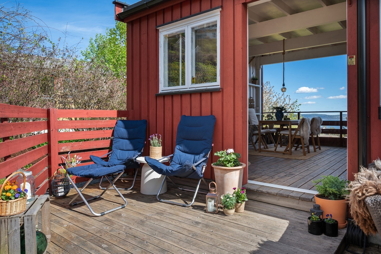 Overbygget terrasse ble etablert i 2012 og er perfekt sted å være om været ikke tillater å sitte ute under åpen himmel. Galleribilde