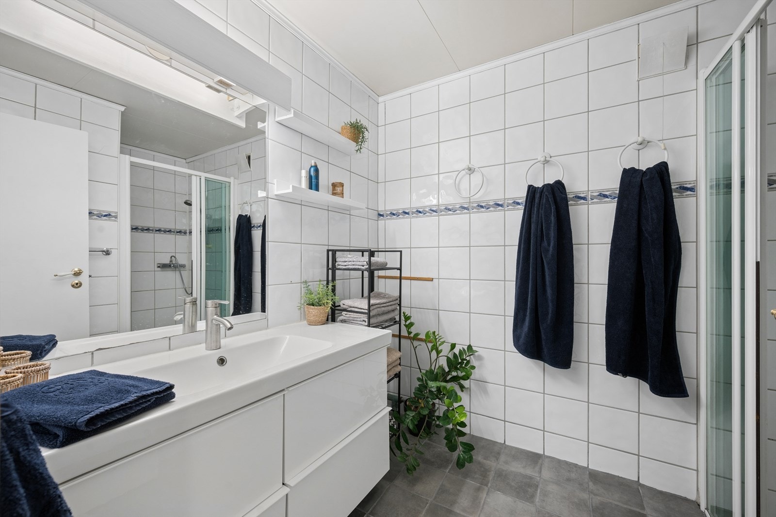 Baderom underetasje med dusj og servant med underskuffer. Galleribilde