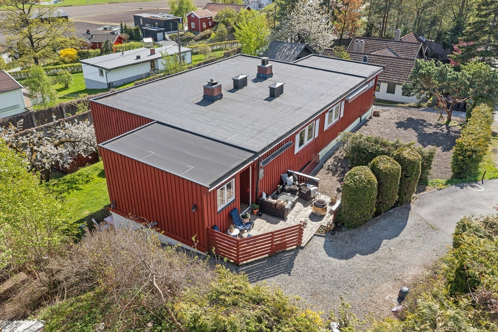 Boligen har flotte opparbeidede uteplasser med terrasser og hagedel samt boltreplass nok til liten og stor. Galleribilde
