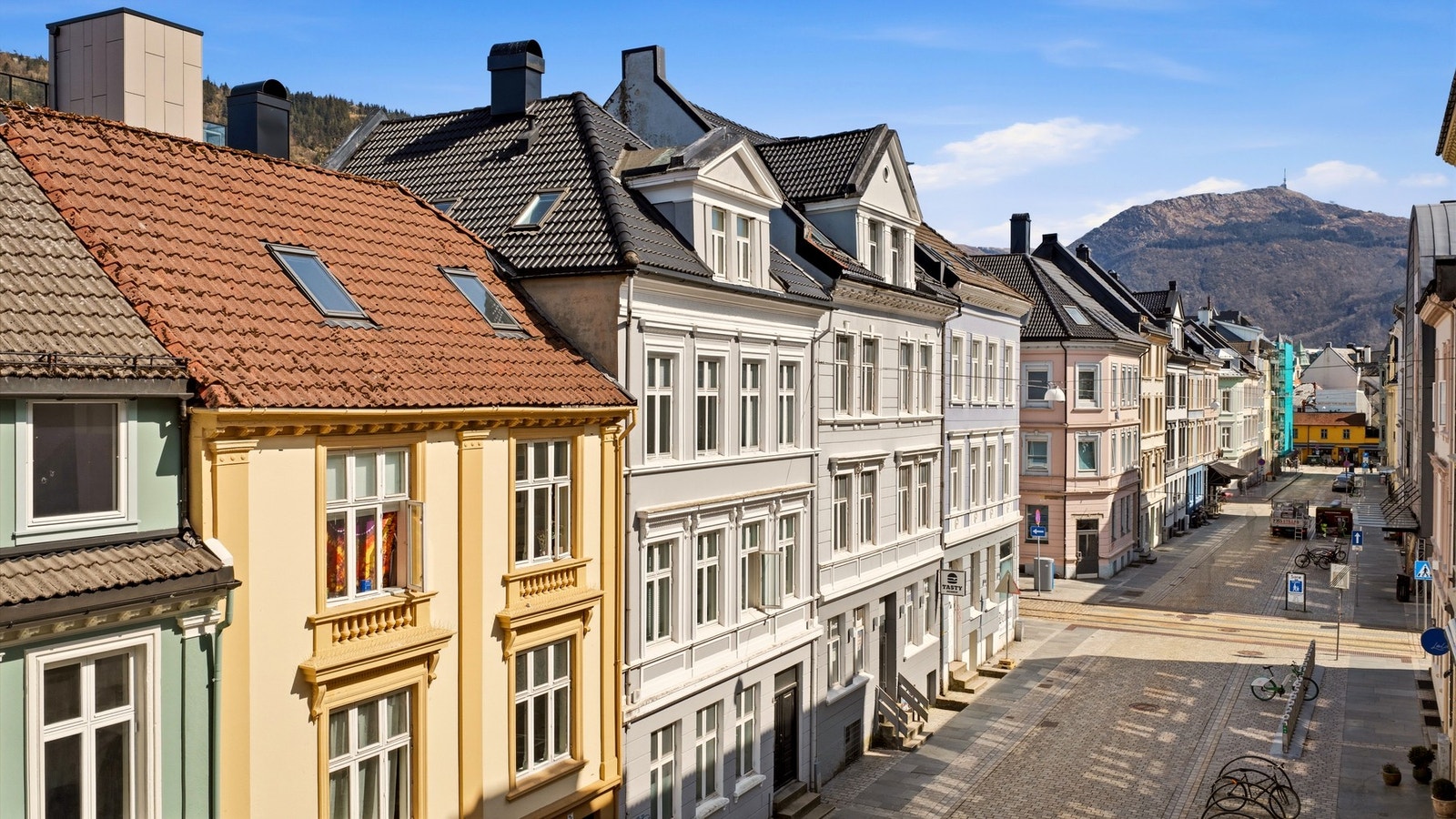 Fin bygårdsbebyggelse og koselige gater. Galleribilde